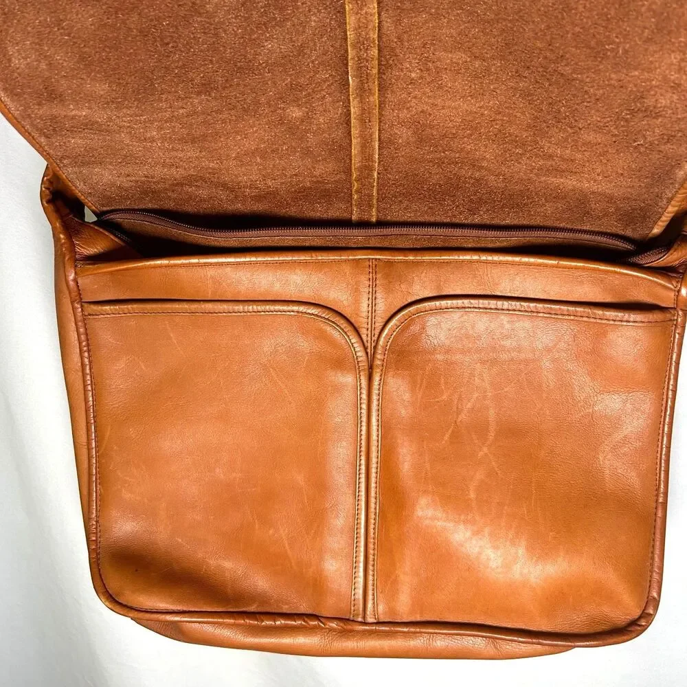 Le Donne Leather Messenger Bag, crafted from Colombian Vaquetta leather